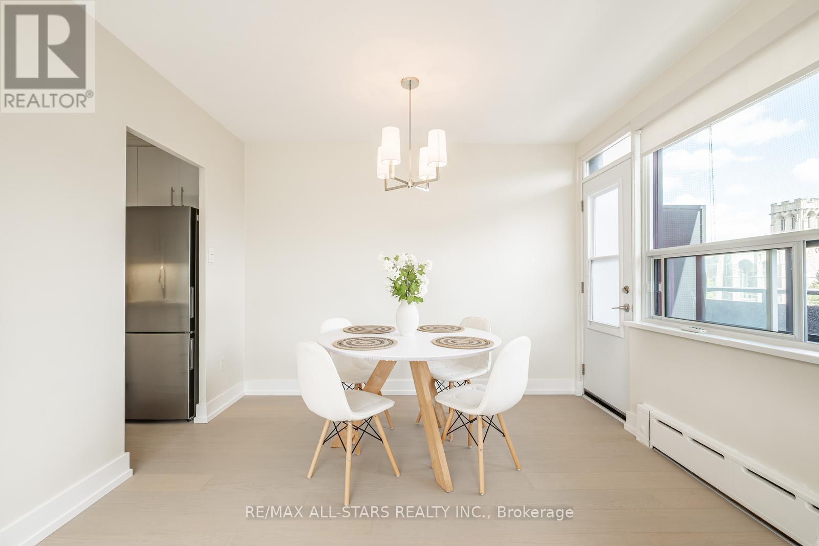 Photo 2 of 501 78 Warren Road, Toronto ON