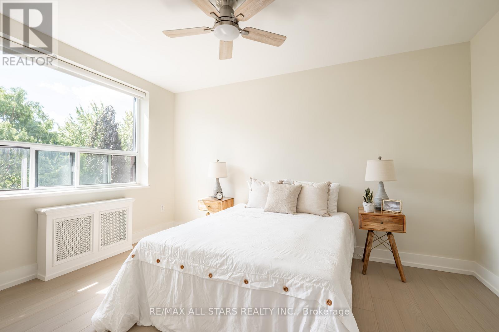 Photo 4 of 501 78 Warren Road, Toronto ON