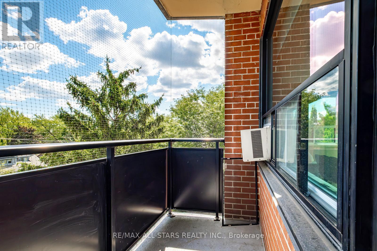 Photo 24 of 501 78 Warren Road, Toronto ON