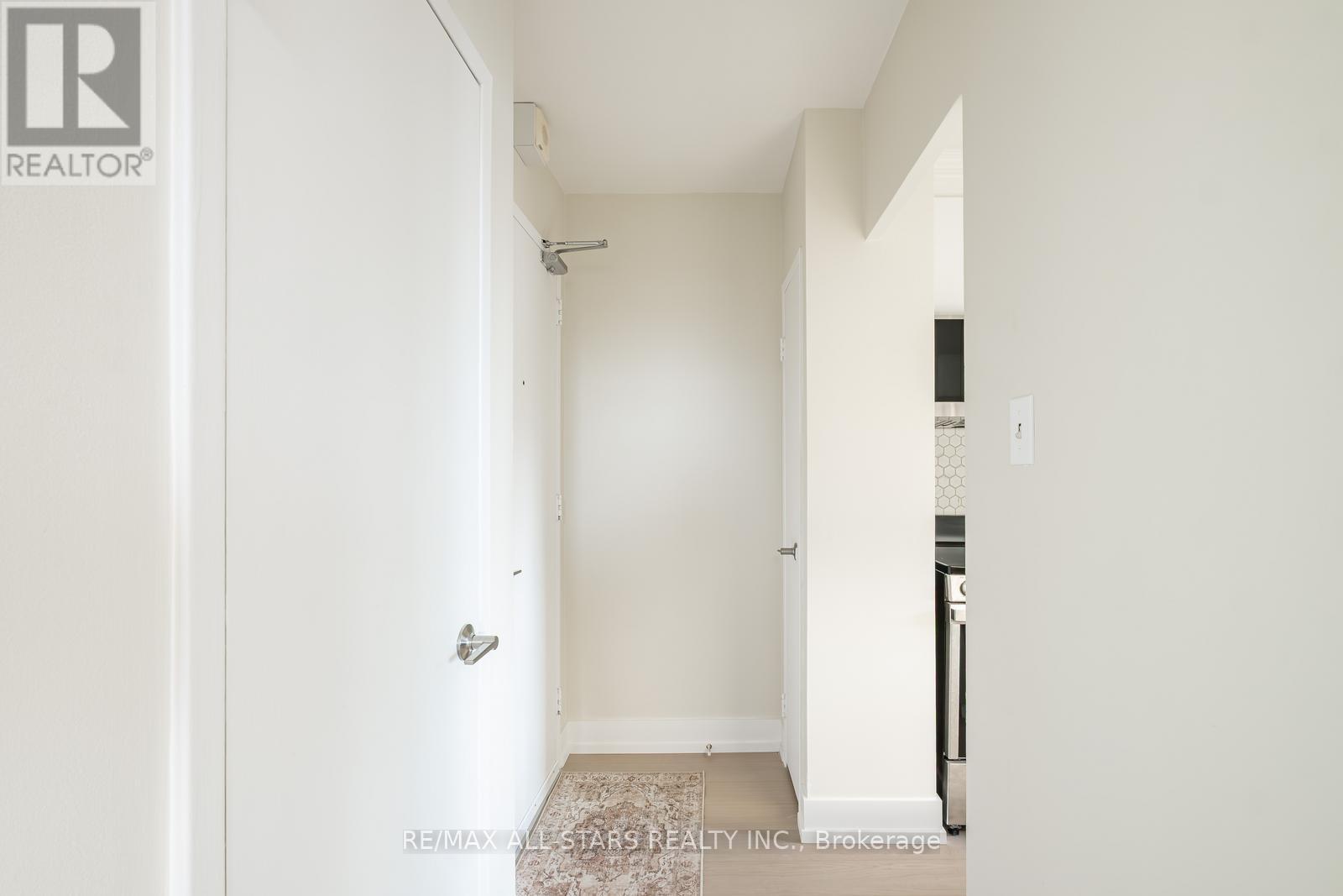 Photo 11 of 501 78 Warren Road, Toronto ON