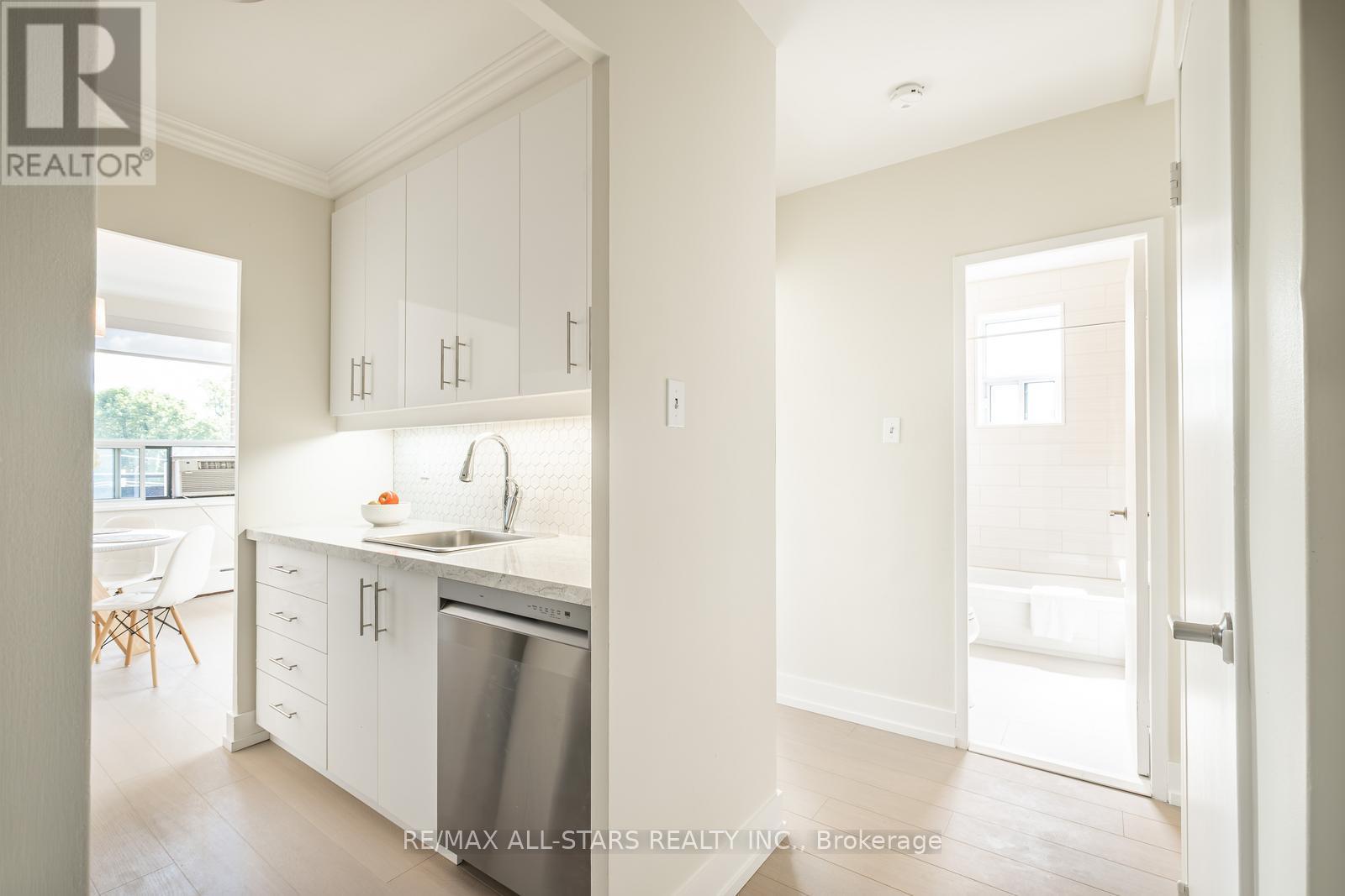 Photo 14 of 501 78 Warren Road, Toronto ON