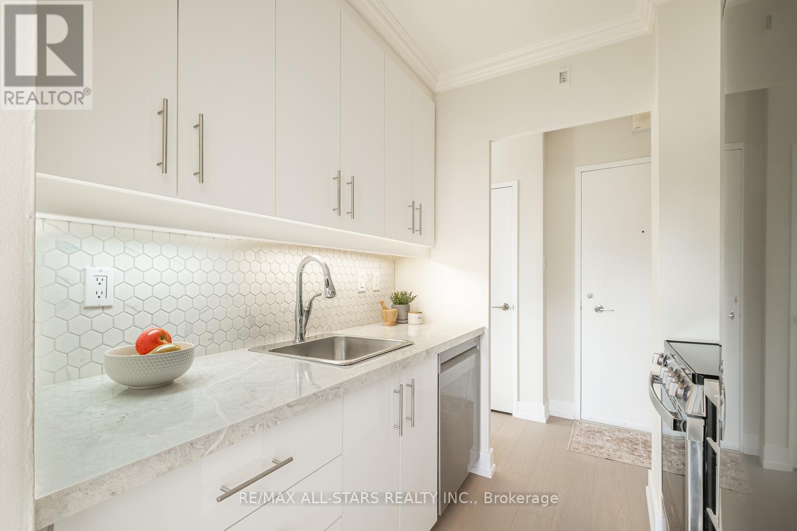 Photo 6 of 501 78 Warren Road, Toronto ON