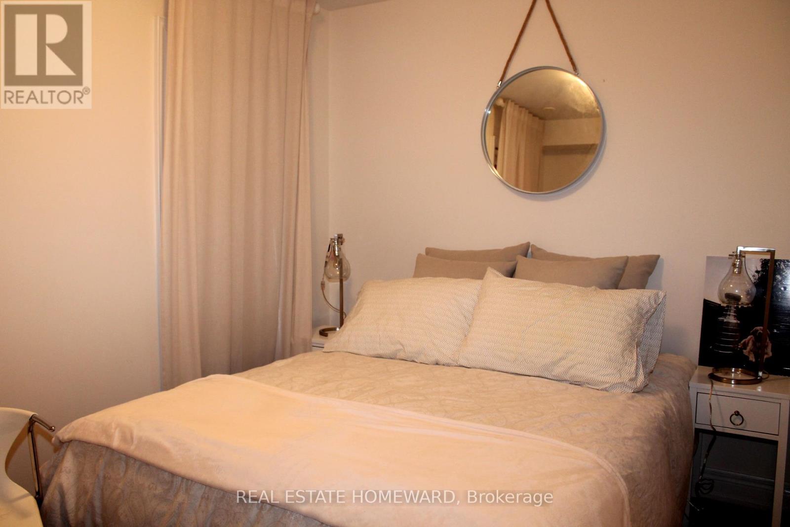 Photo 12 of 13 50 Hargrave Lane, Toronto ON