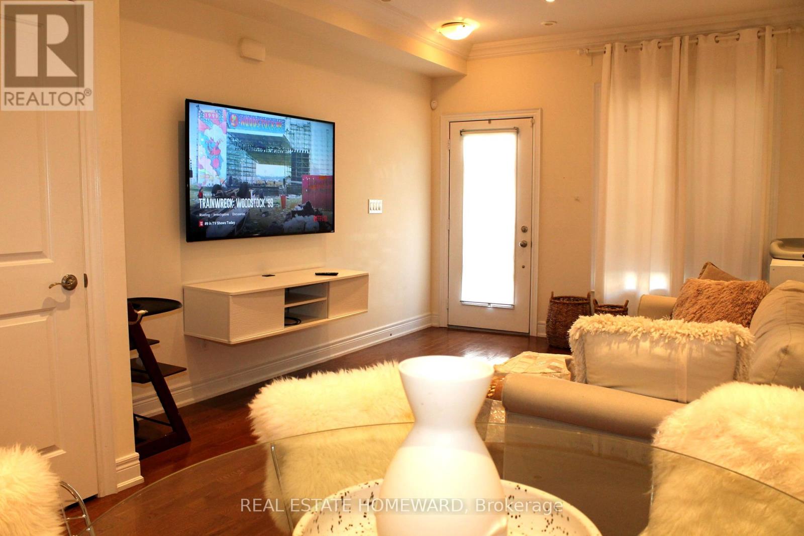 Photo 7 of 13 50 Hargrave Lane, Toronto ON