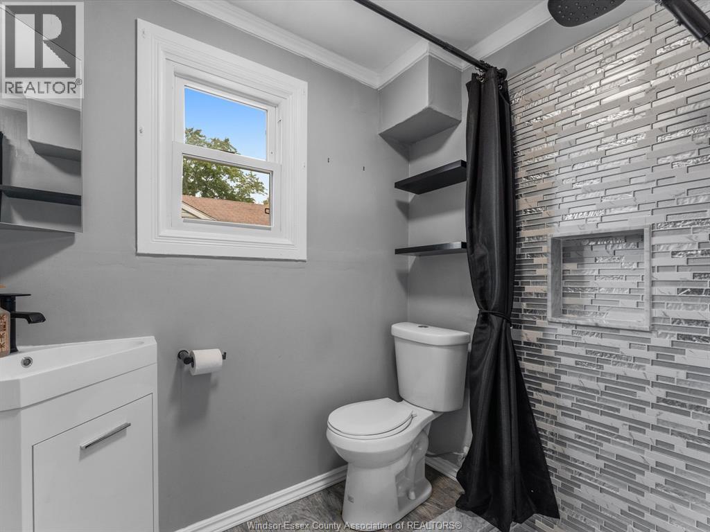 Photo 35 of 1303 Torquay Drive, Kingsville ON