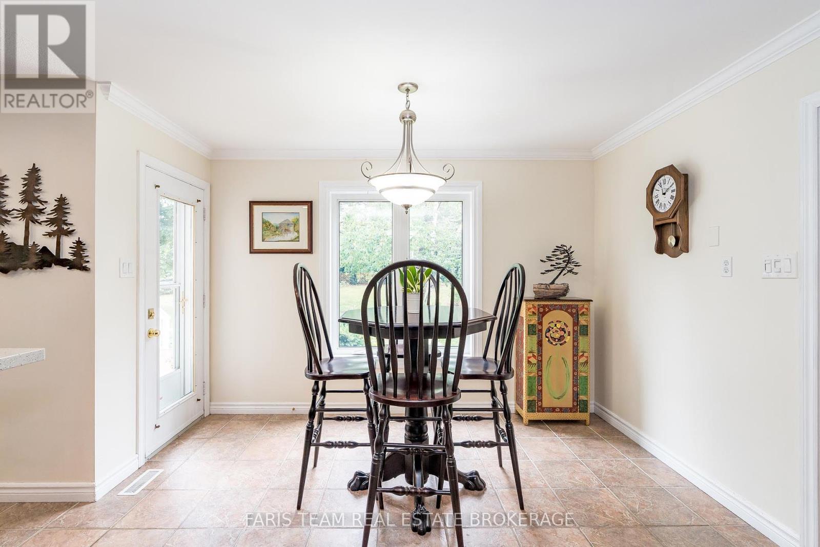 Photo 6 of 33 Willow Landing Road, Springwater ON