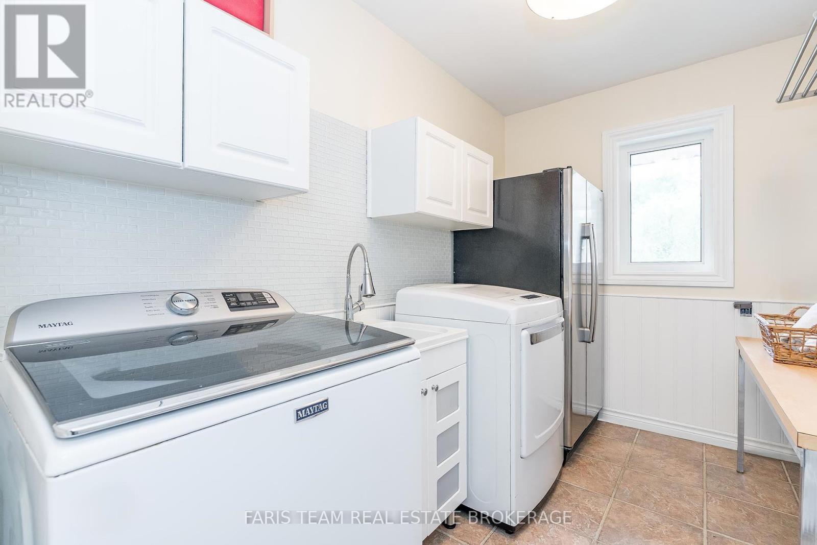 Photo 18 of 33 Willow Landing Road, Springwater ON