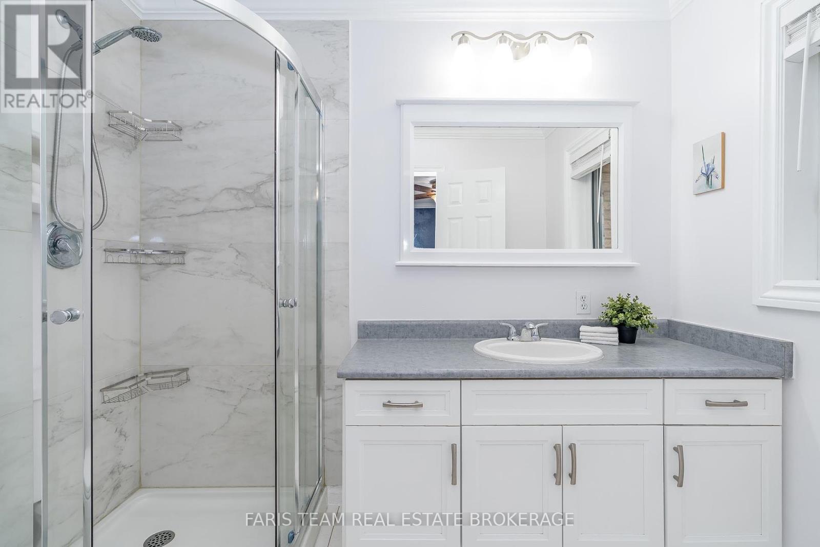 Photo 19 of 33 Willow Landing Road, Springwater ON