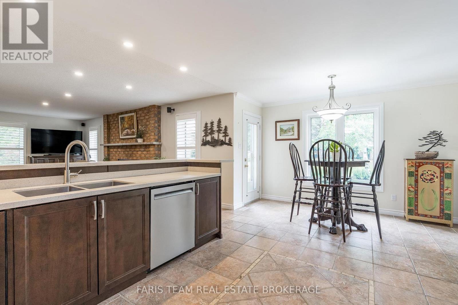 Photo 21 of 33 Willow Landing Road, Springwater ON