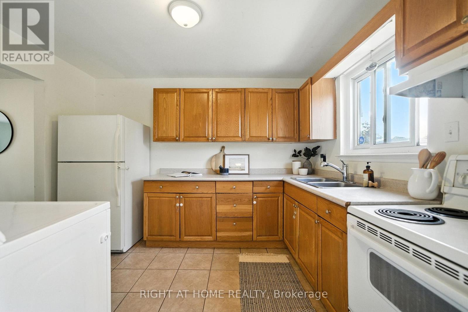 Photo 5 of 331 Phillip Murray Avenue, Oshawa ON