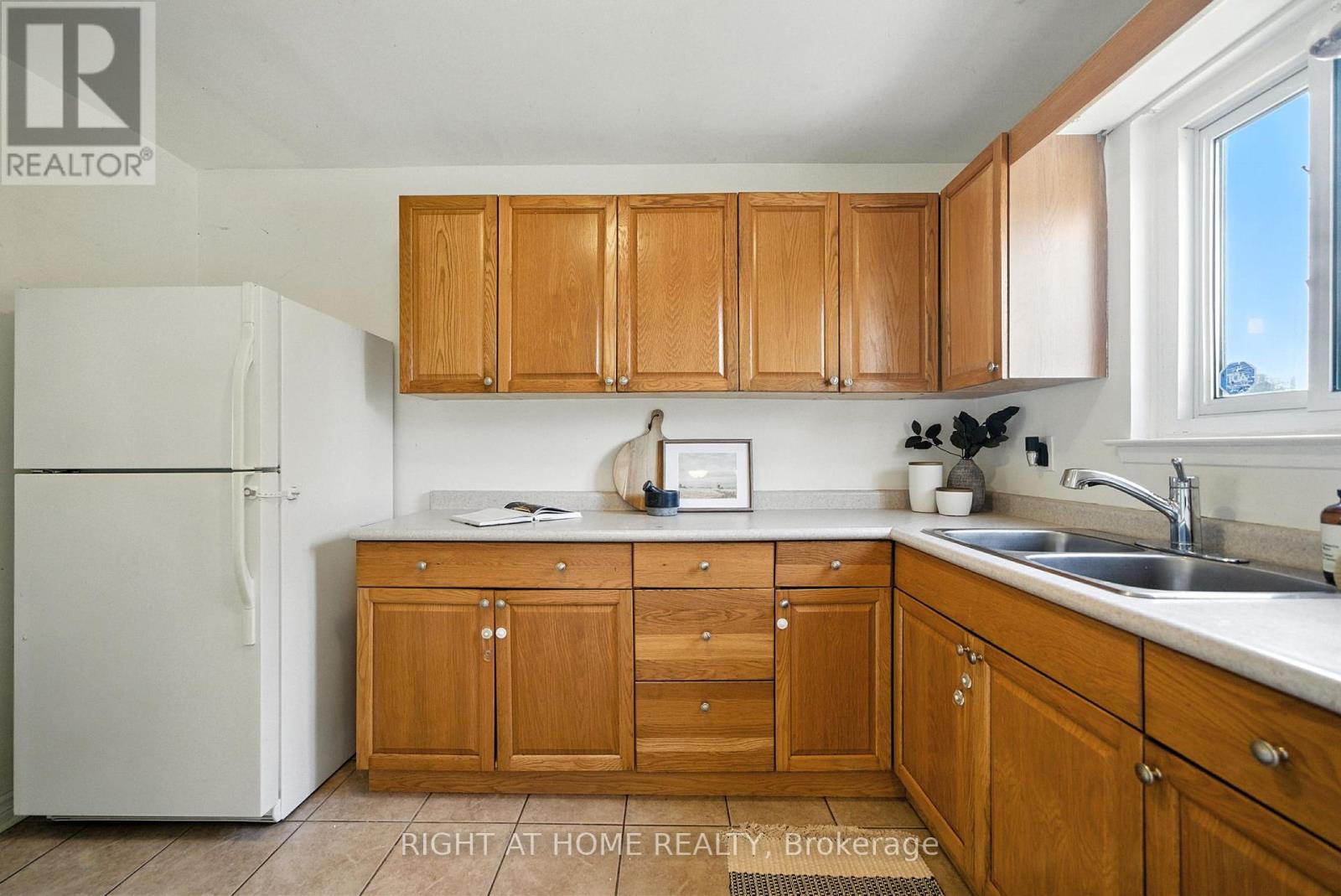 Photo 6 of 331 Phillip Murray Avenue, Oshawa ON