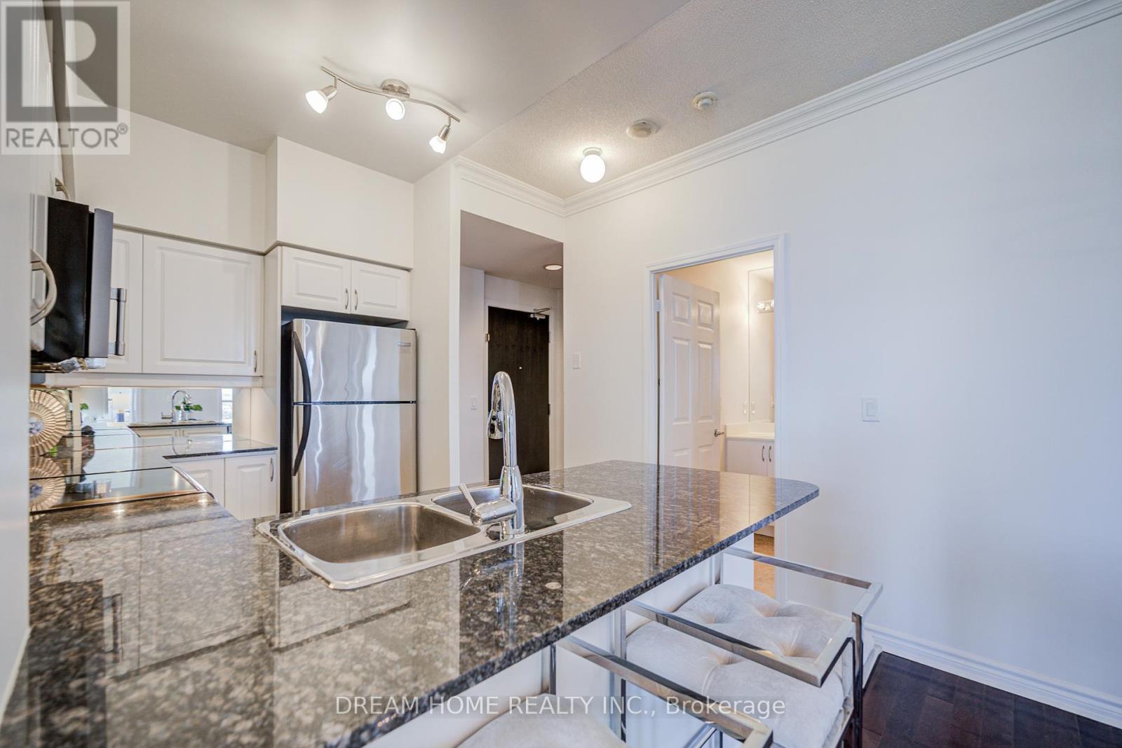Photo 1 of 2004 388 Prince Of Wales Drive, Mississauga ON