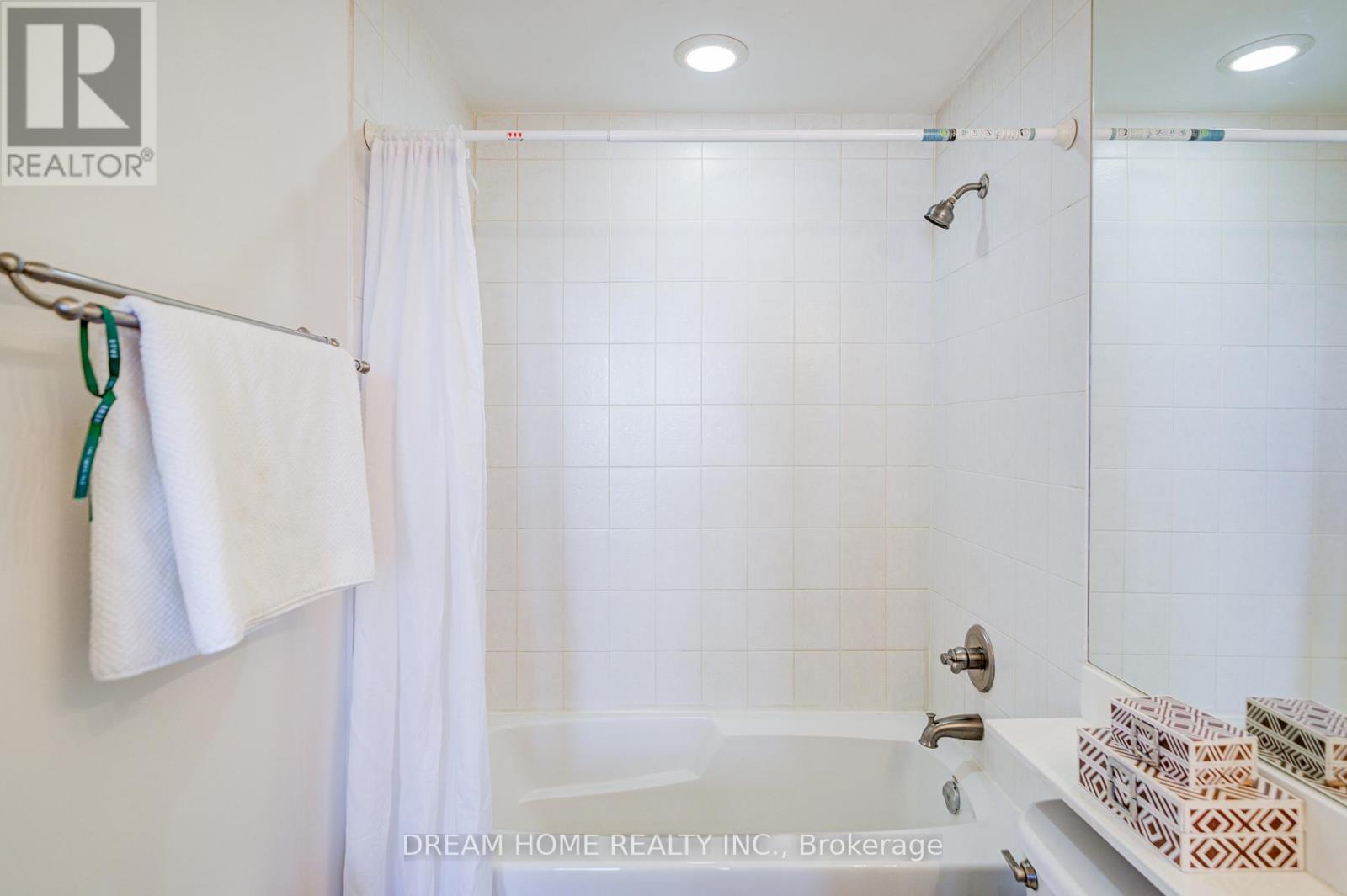 Photo 8 of 2004 388 Prince Of Wales Drive, Mississauga ON