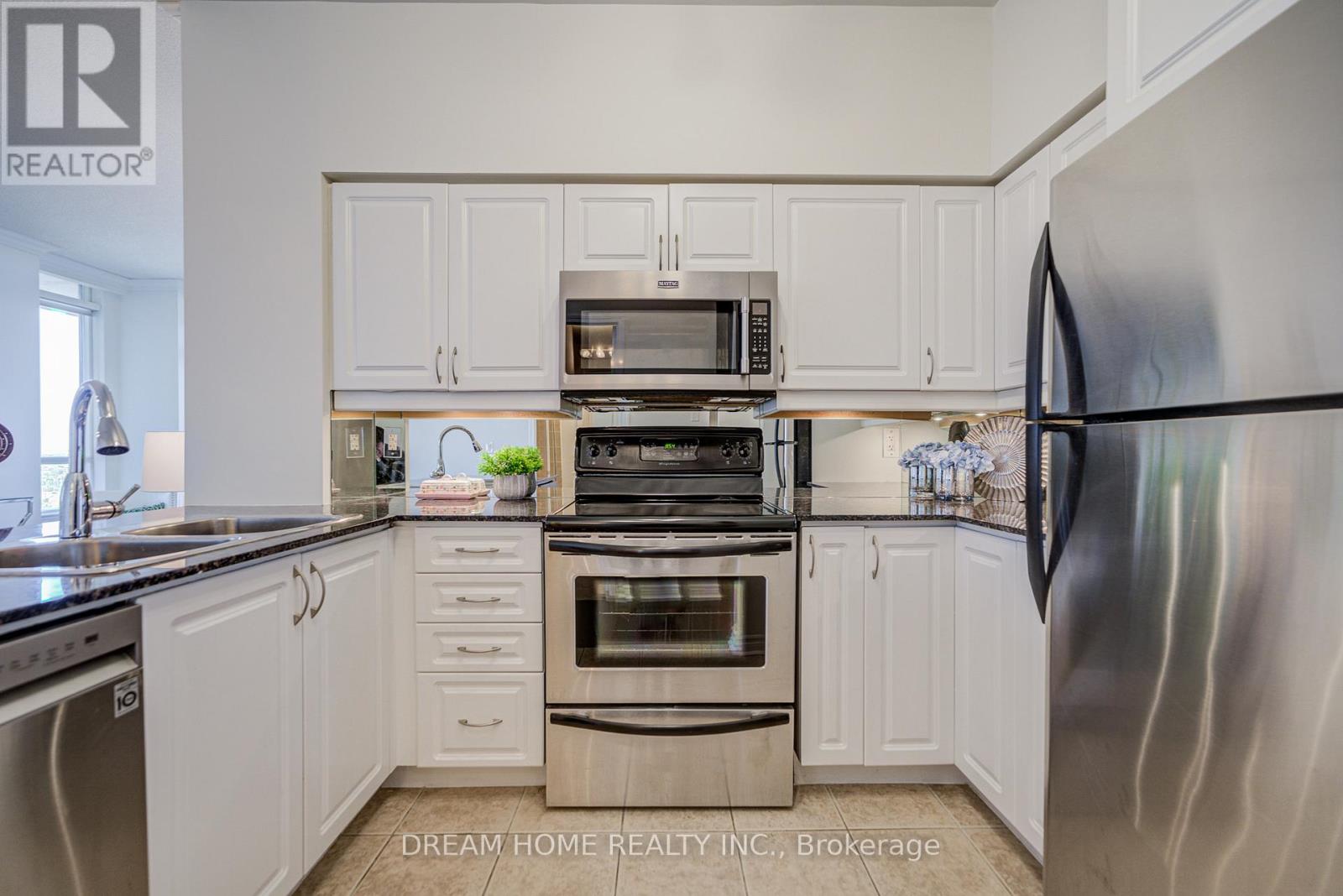 Photo 3 of 2004 388 Prince Of Wales Drive, Mississauga ON