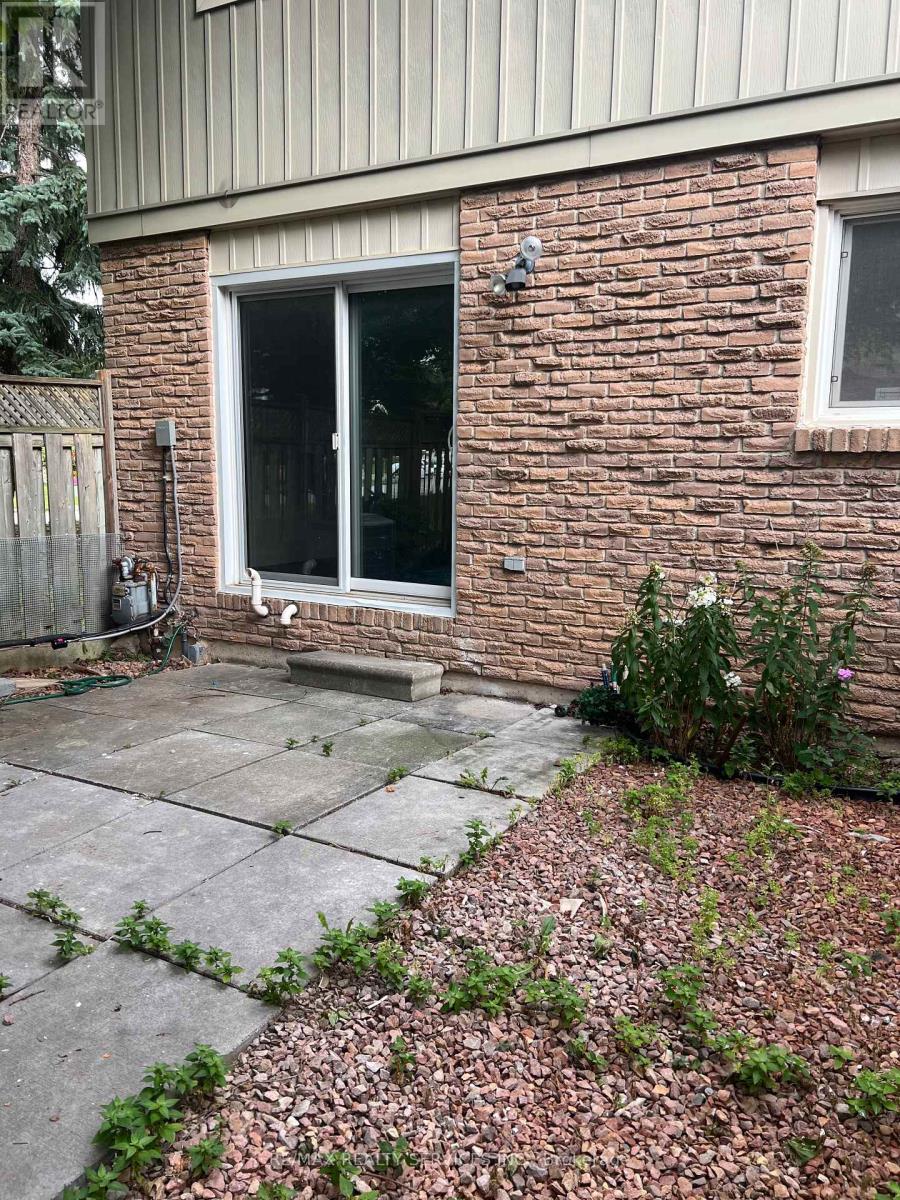 Photo 17 of 49 93 Hansen Road N, Brampton ON