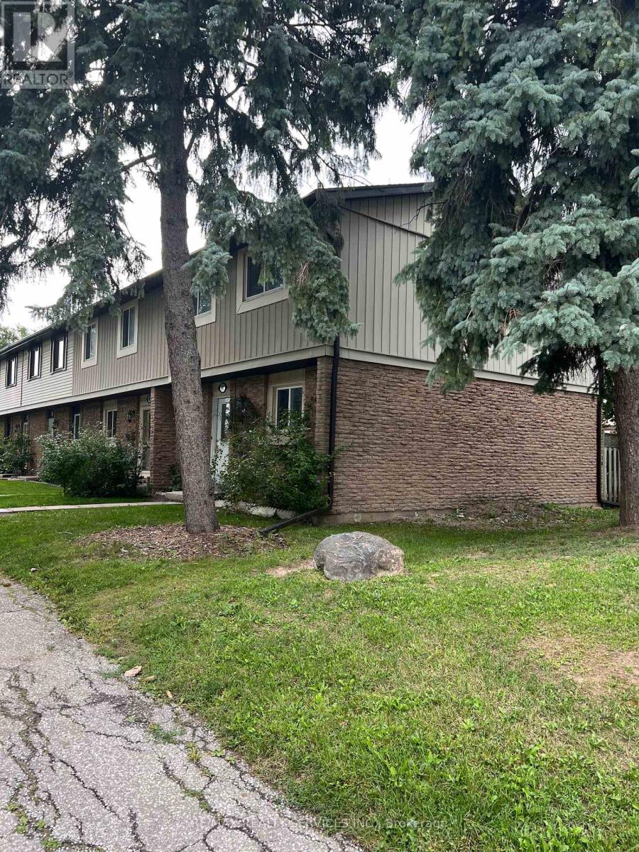 Photo 11 of 49 93 Hansen Road N, Brampton ON