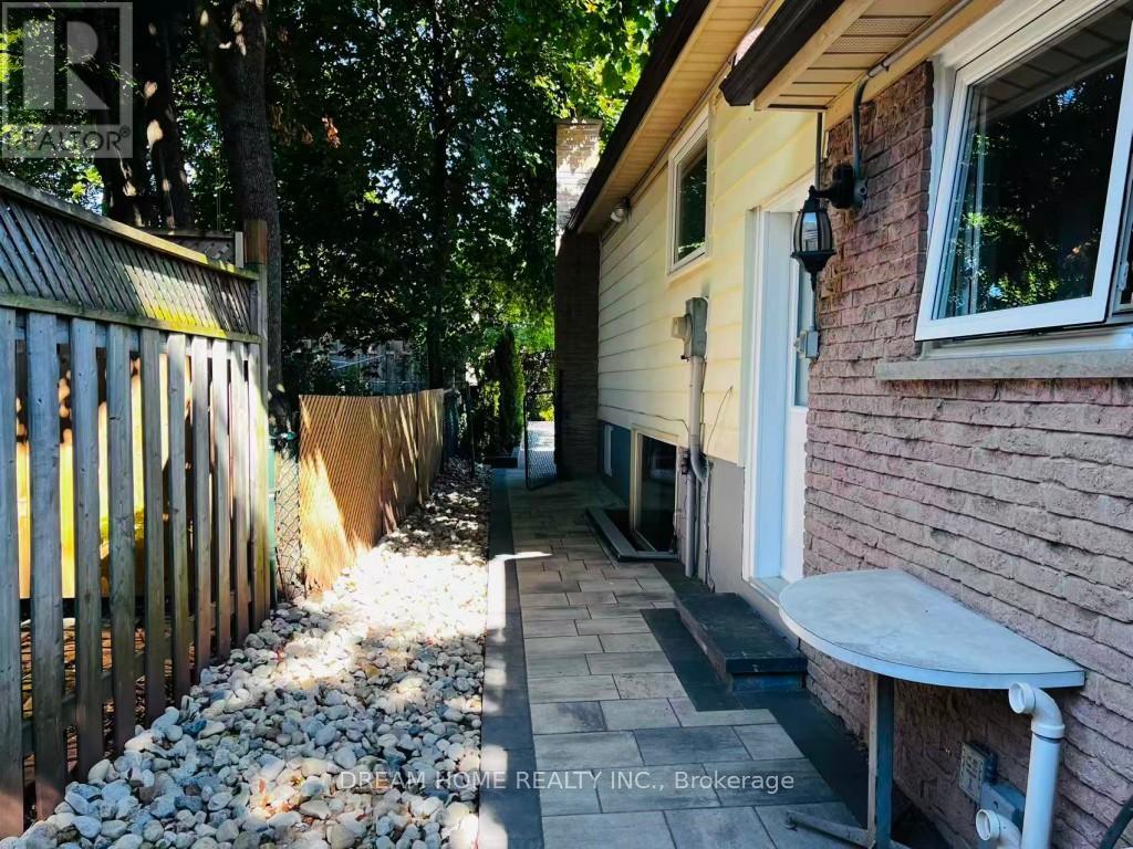 Photo 1 of Lower 367 Yale Crescent, Oakville ON