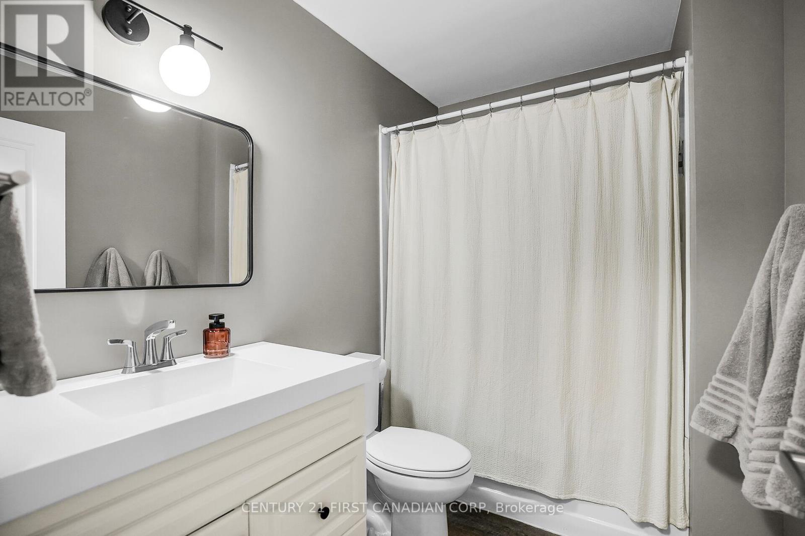 Photo 18 of 57 640 Wonderland Road S, London South ON