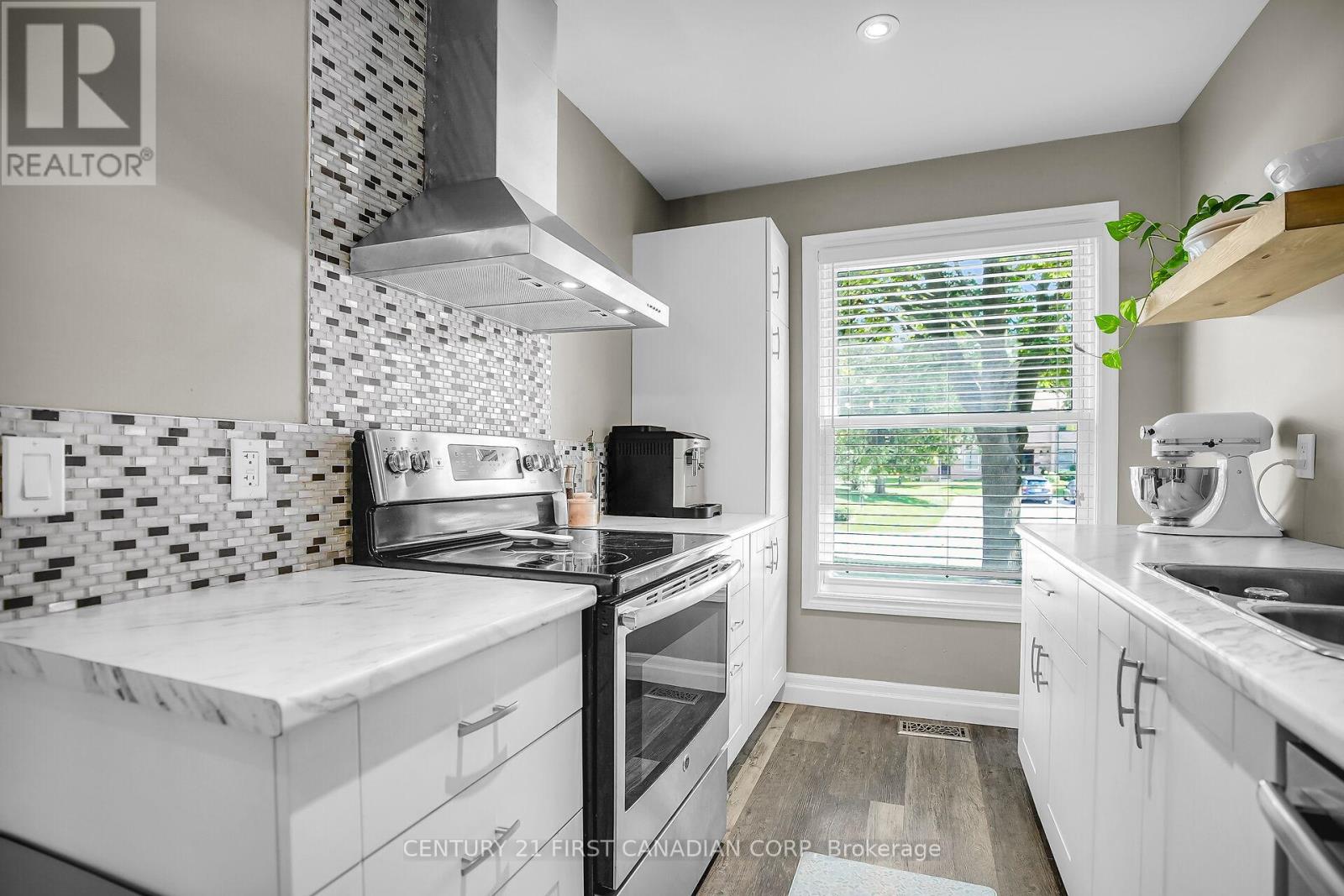 Photo 4 of 57 640 Wonderland Road S, London South ON