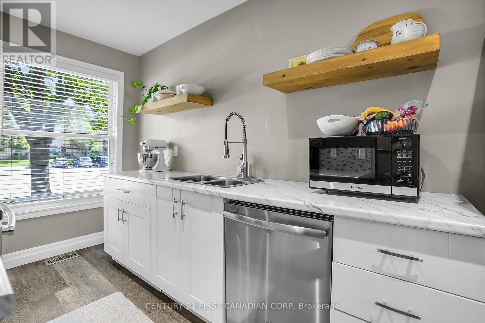 Photo 5 of 57 640 Wonderland Road S, London South ON