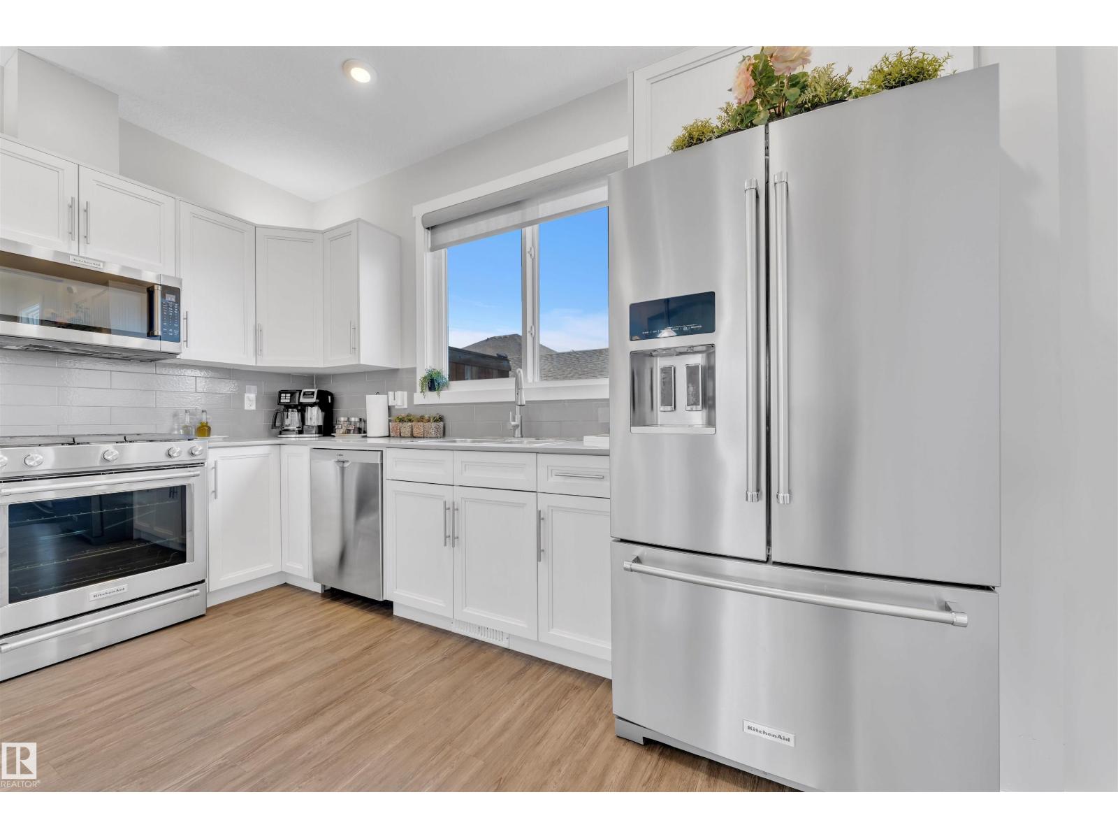Photo 11 of 2637 Maple Wy Nw, Edmonton AB