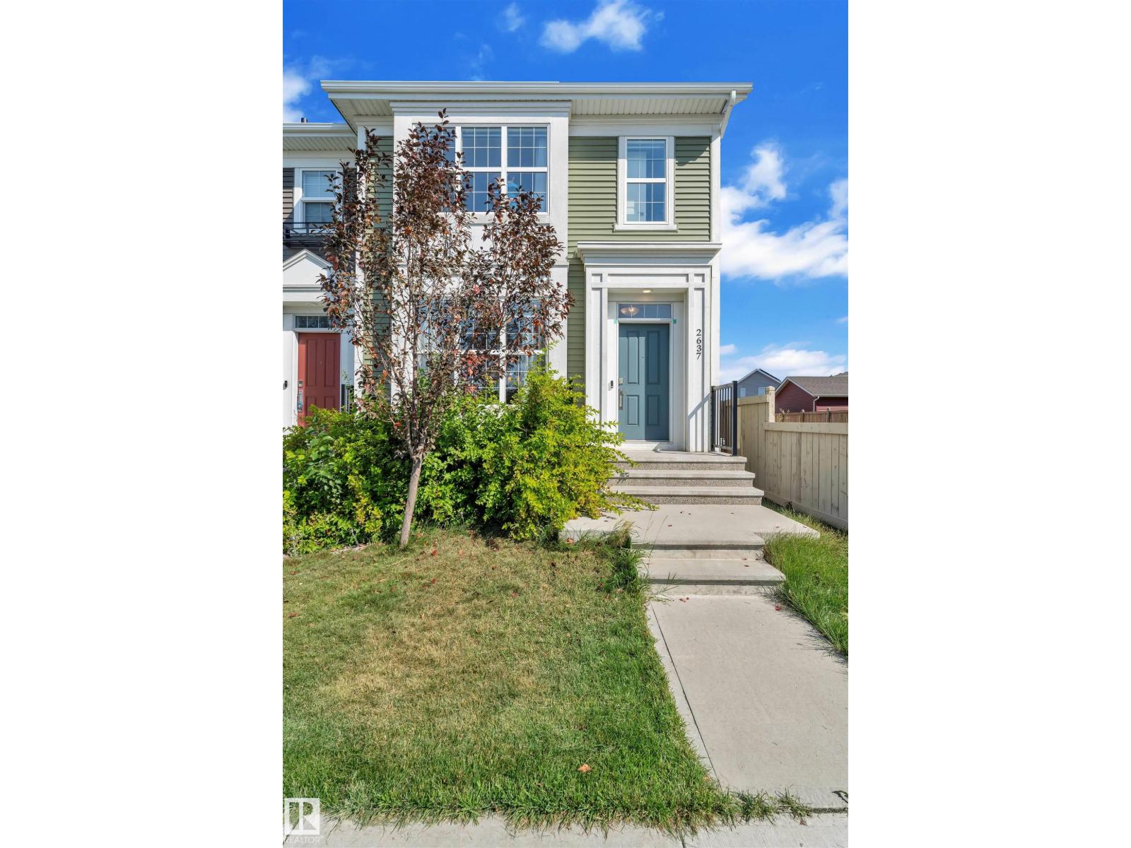 Photo 2 of 2637 Maple Wy Nw, Edmonton AB