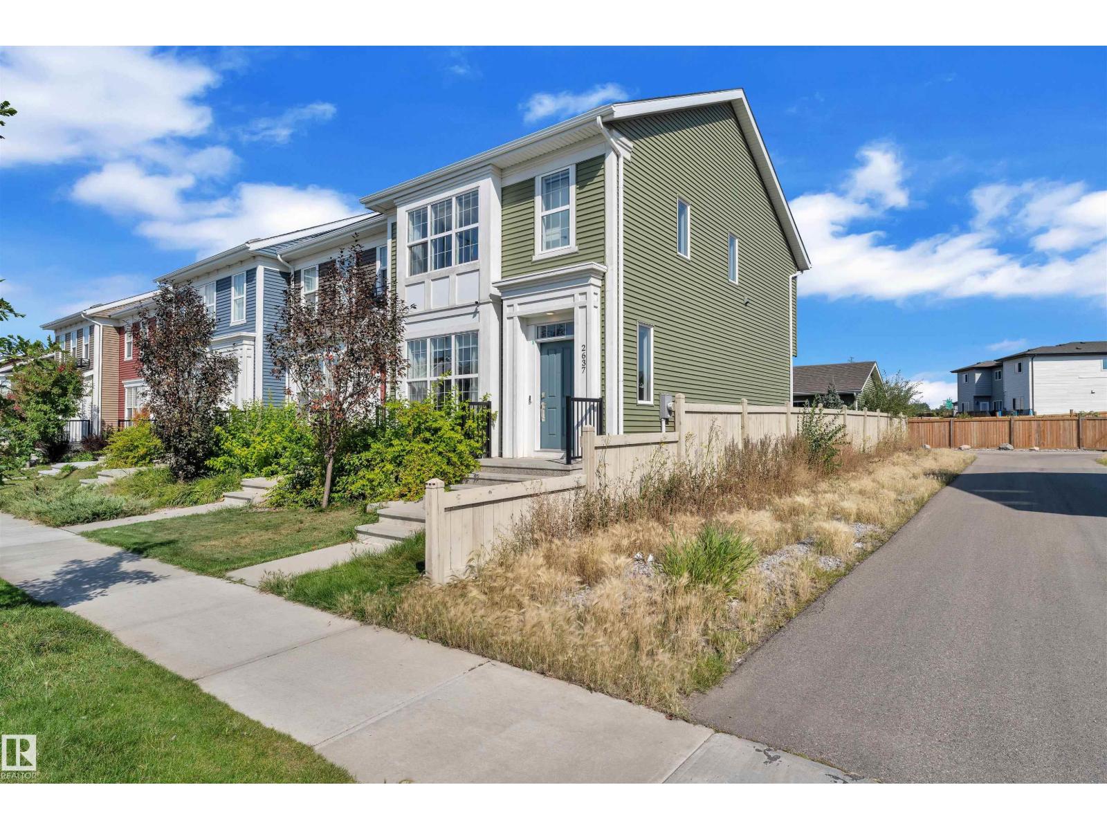 Photo 3 of 2637 Maple Wy Nw, Edmonton AB
