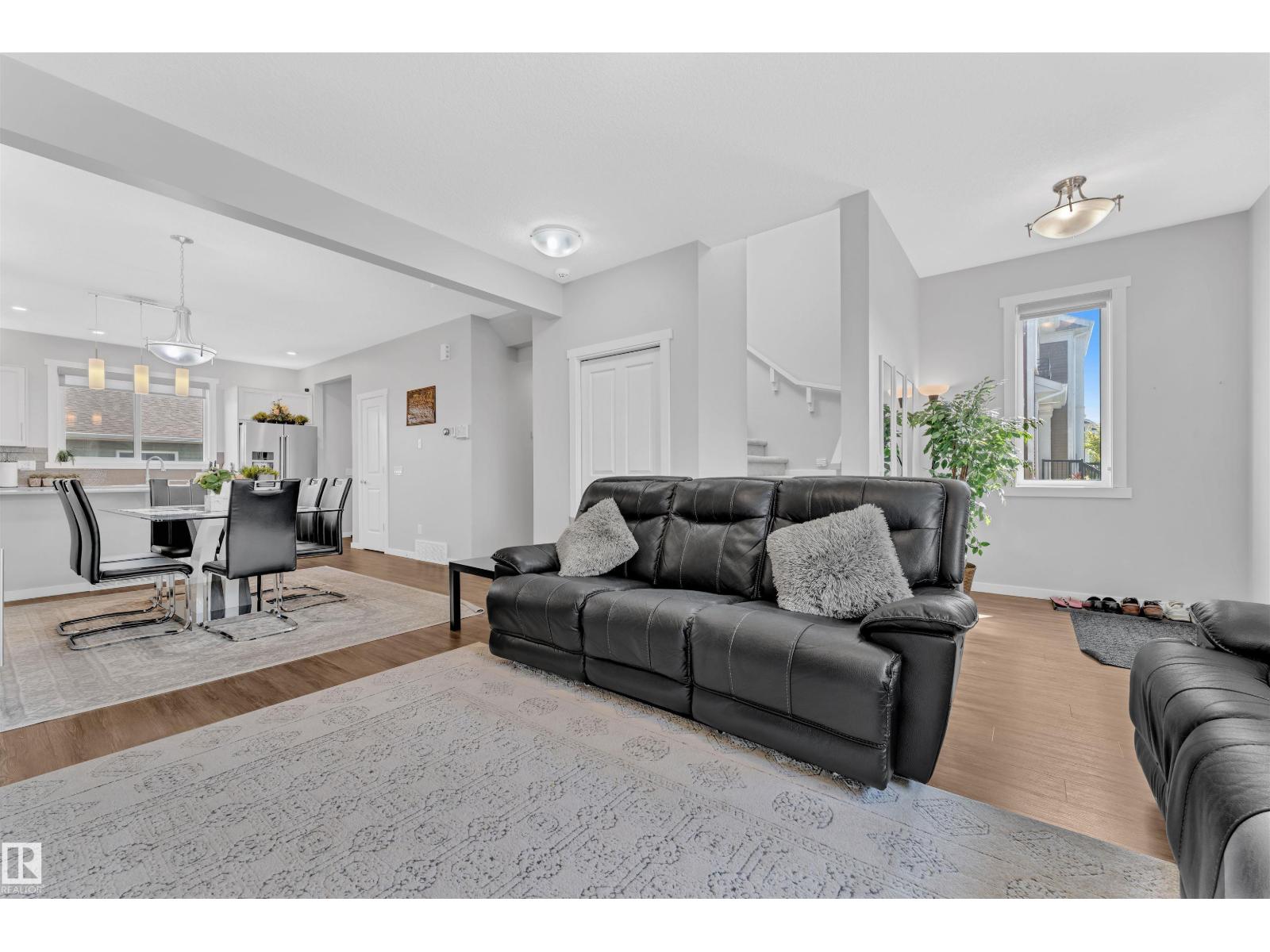 Photo 8 of 2637 Maple Wy Nw, Edmonton AB