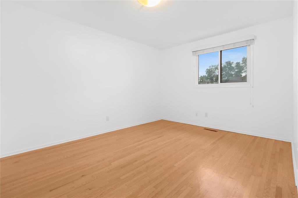 Photo 13 of 17 1445 Rothesay Street, Winnipeg MB