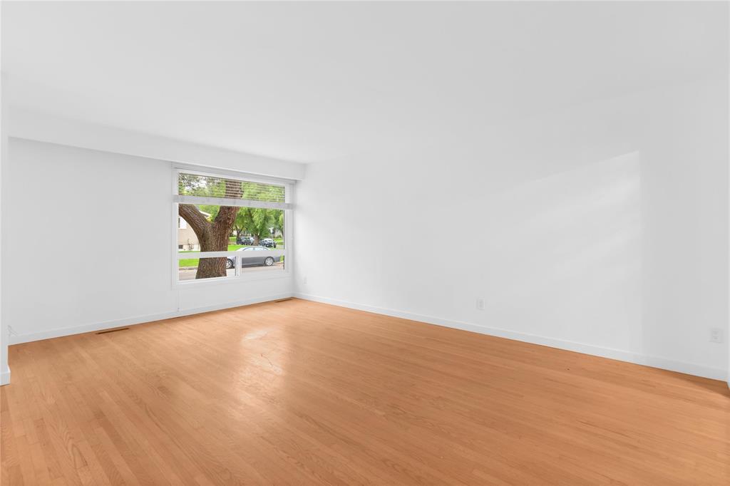 Photo 5 of 17 1445 Rothesay Street, Winnipeg MB
