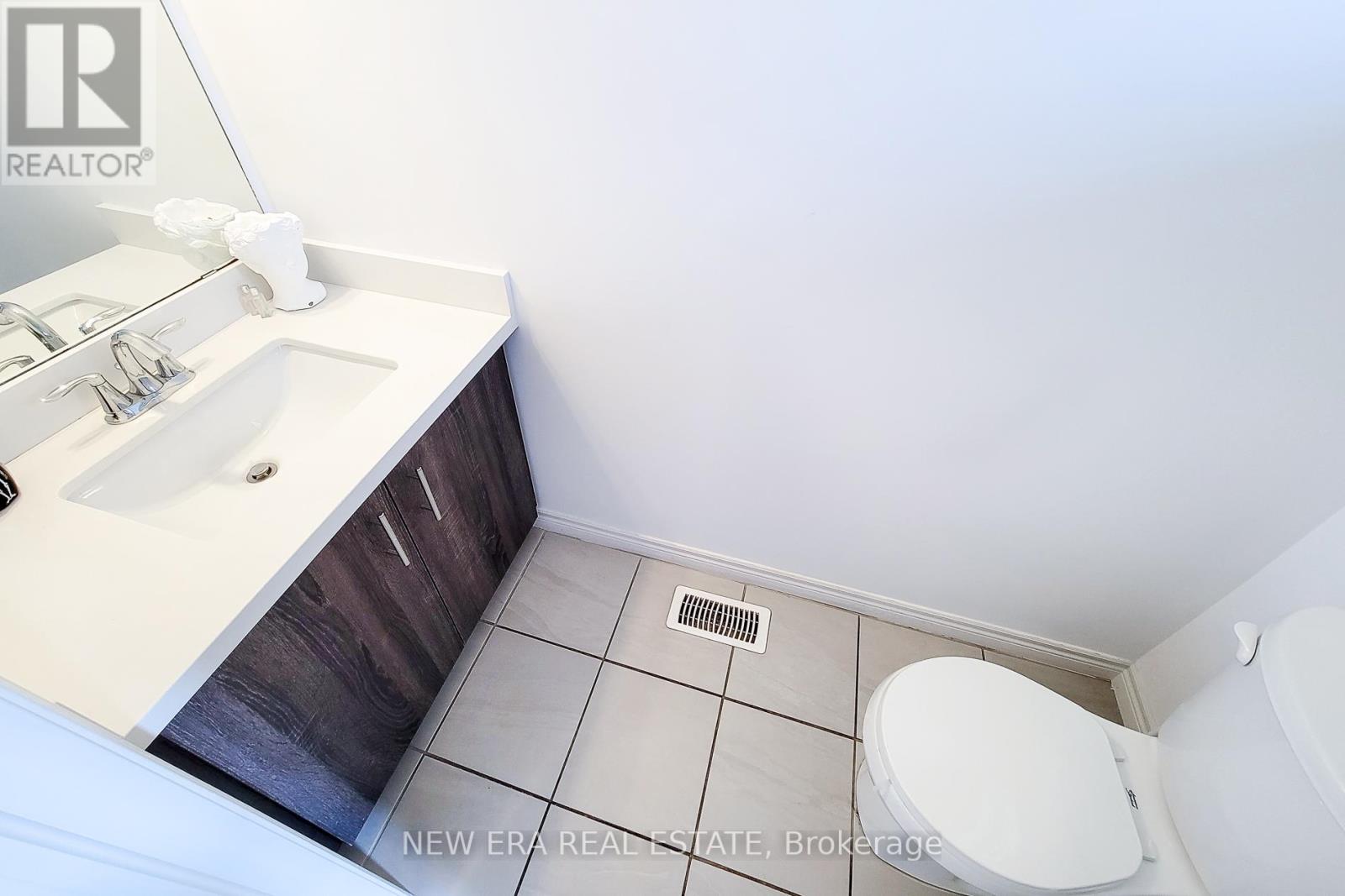 Photo 16 of 63 Dennis Drive, West Lincoln ON