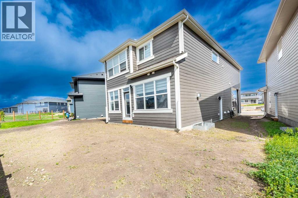 Photo 2 of 340 Magnolia Crescent Se, Calgary AB