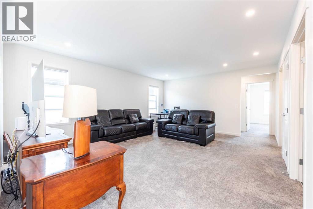 Photo 13 of 340 Magnolia Crescent Se, Calgary AB