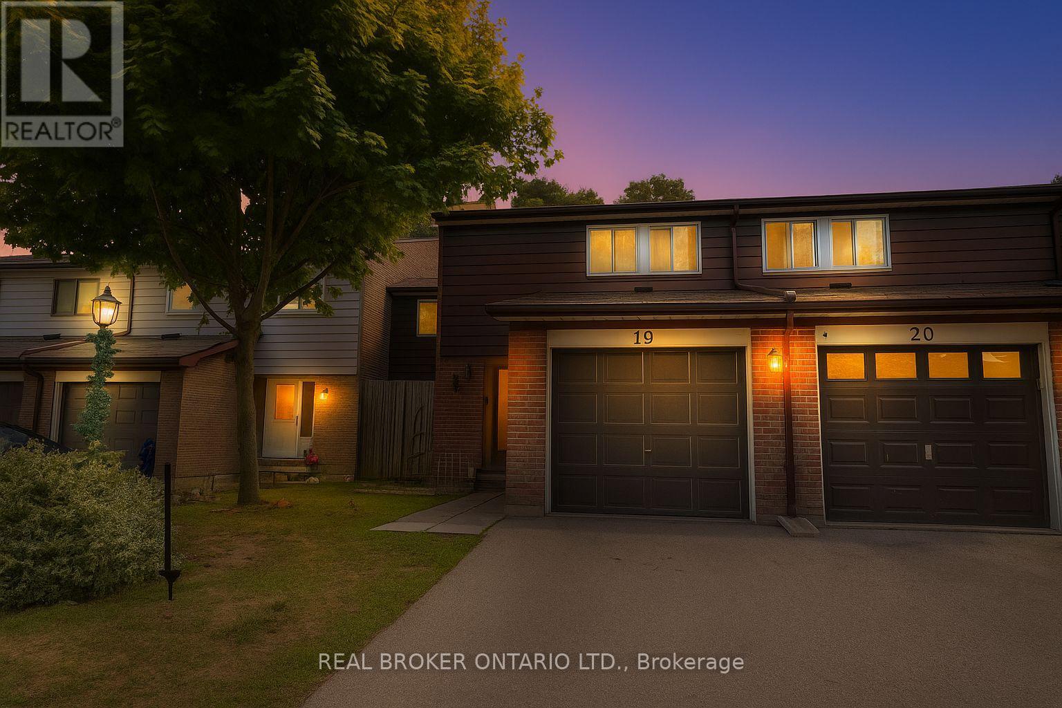 Photo 12 of 19 350 Camelot Court, Oshawa ON