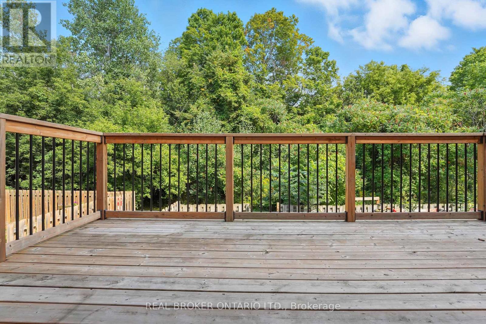 Photo 17 of 19 350 Camelot Court, Oshawa ON