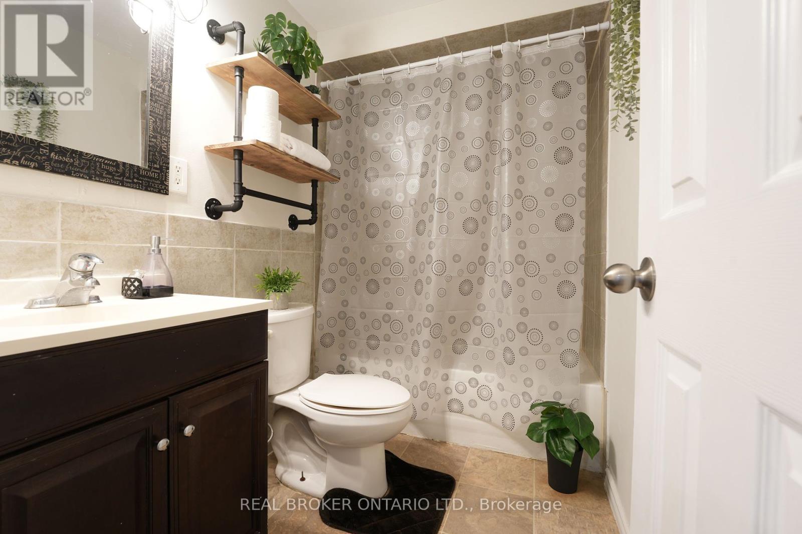 Photo 7 of 19 350 Camelot Court, Oshawa ON
