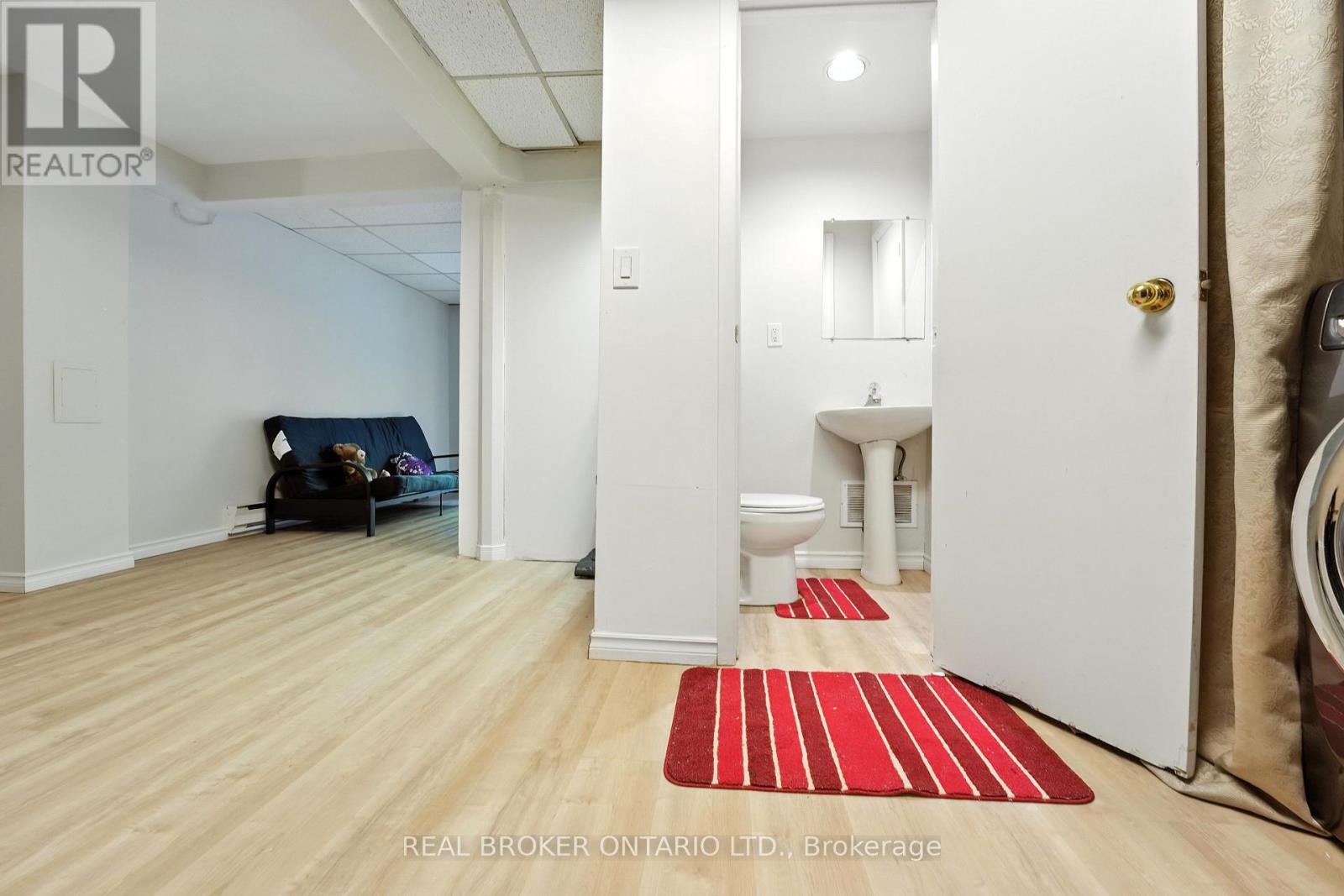Photo 13 of 19 350 Camelot Court, Oshawa ON