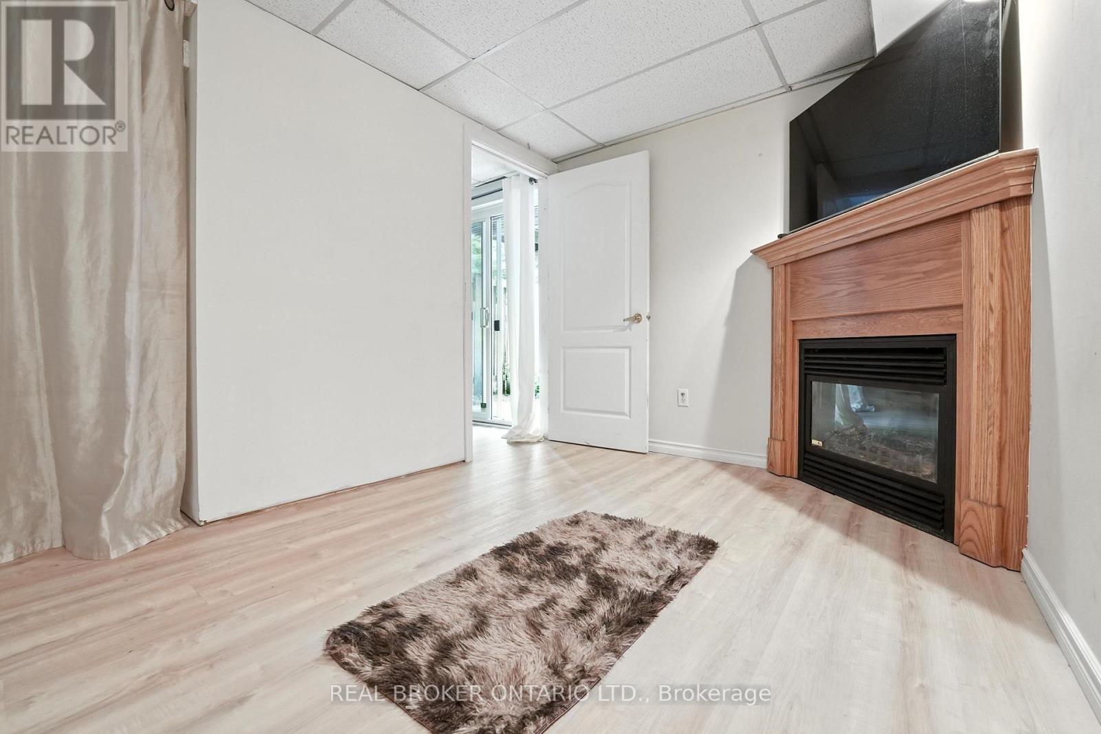 Photo 5 of 19 350 Camelot Court, Oshawa ON