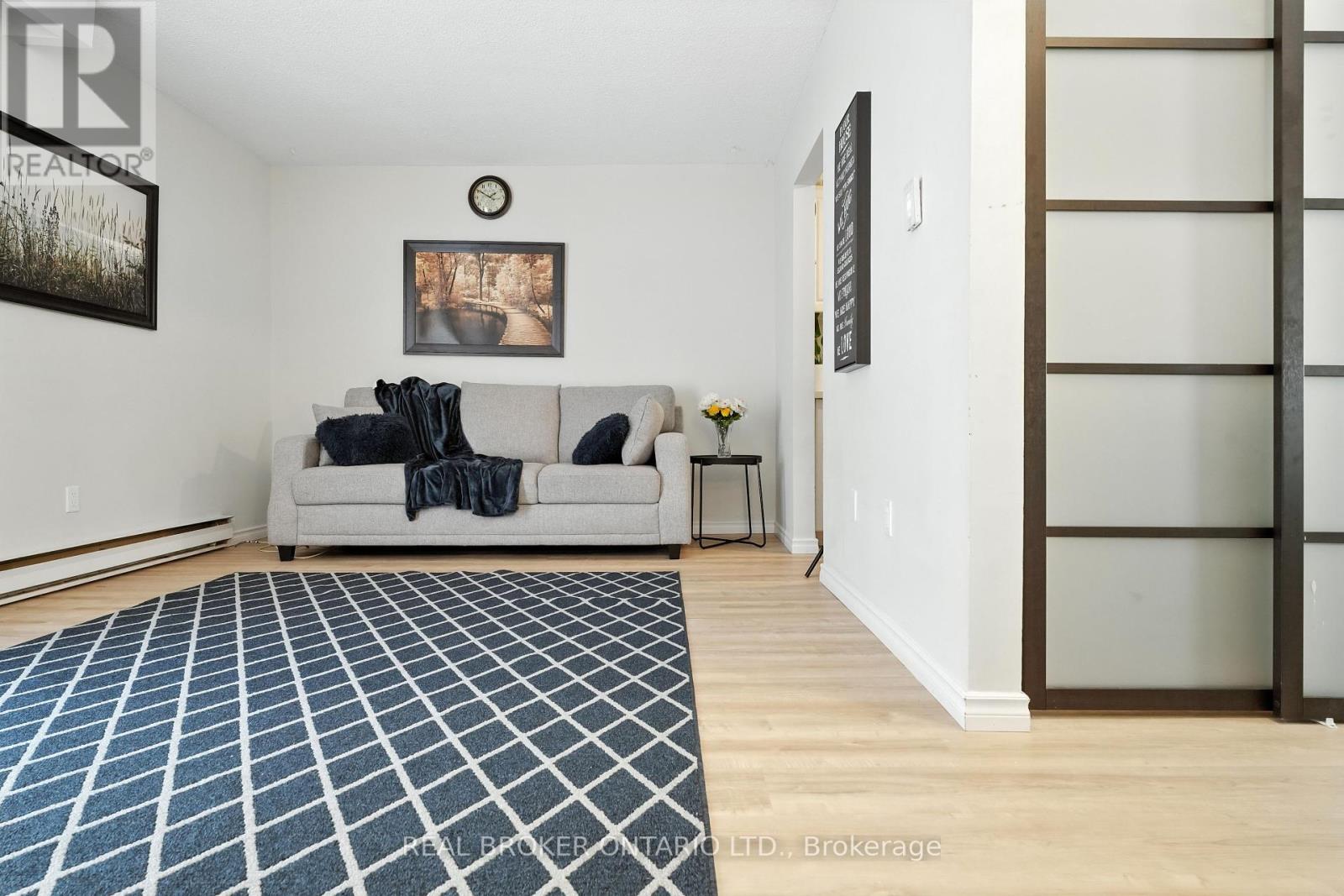 Photo 10 of 19 350 Camelot Court, Oshawa ON