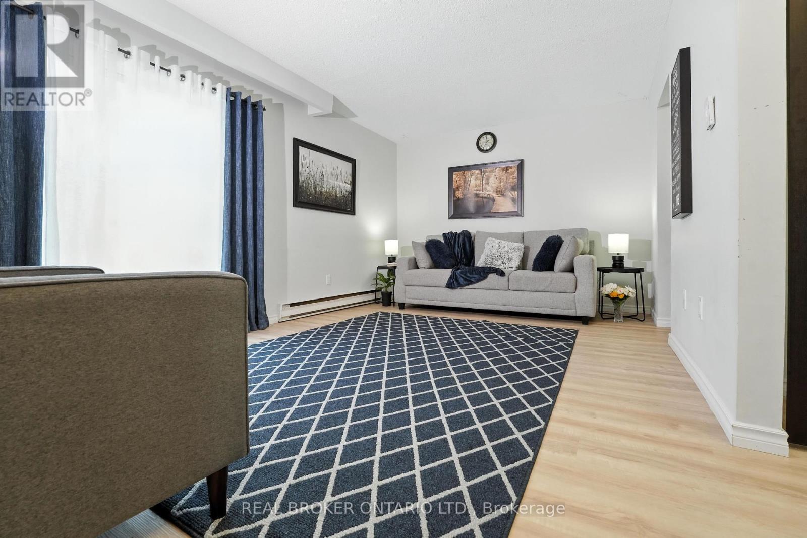 Photo 18 of 19 350 Camelot Court, Oshawa ON