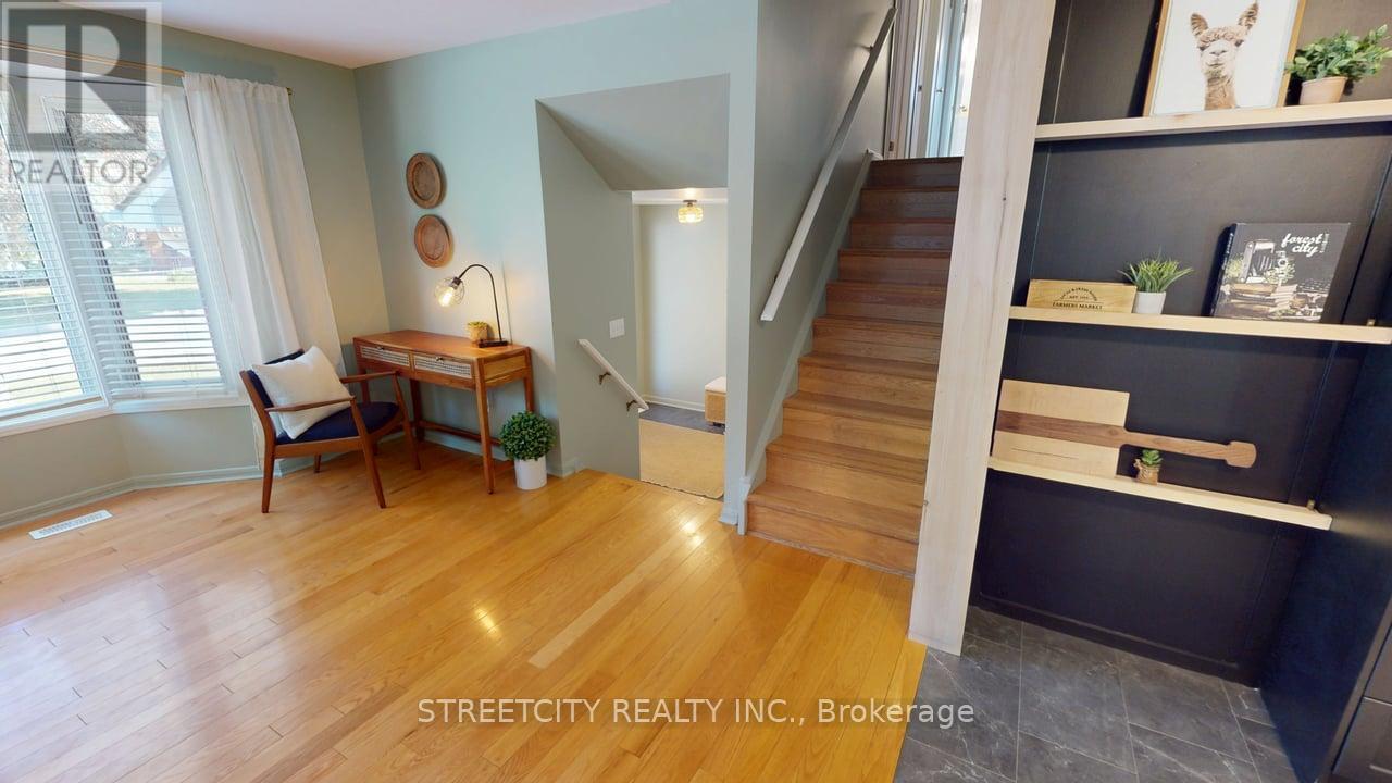 Photo 9 of 10 Milford Crescent, London North ON