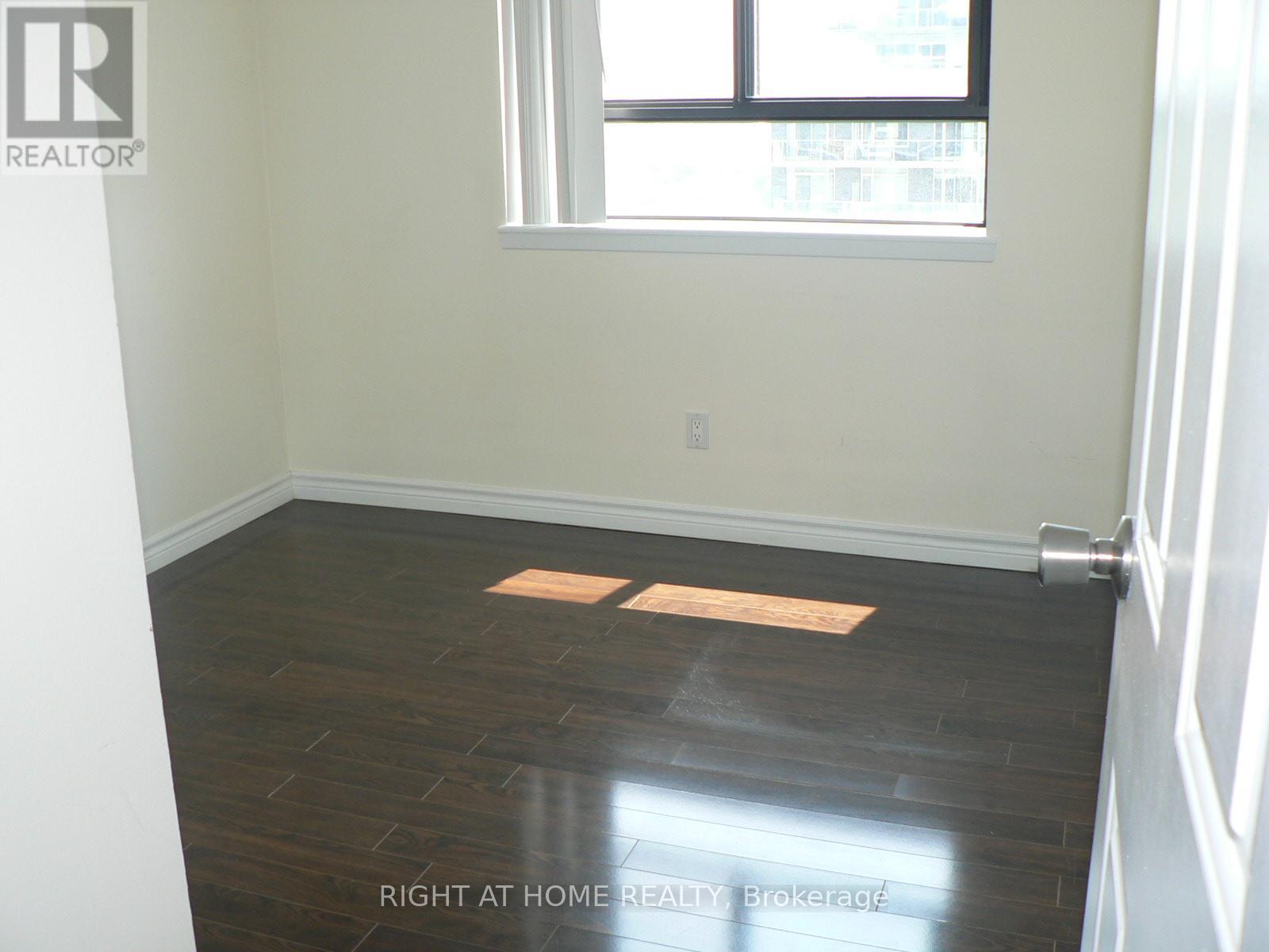 Photo 11 of 2006 470 Laurier Avenue W, Ottawa ON