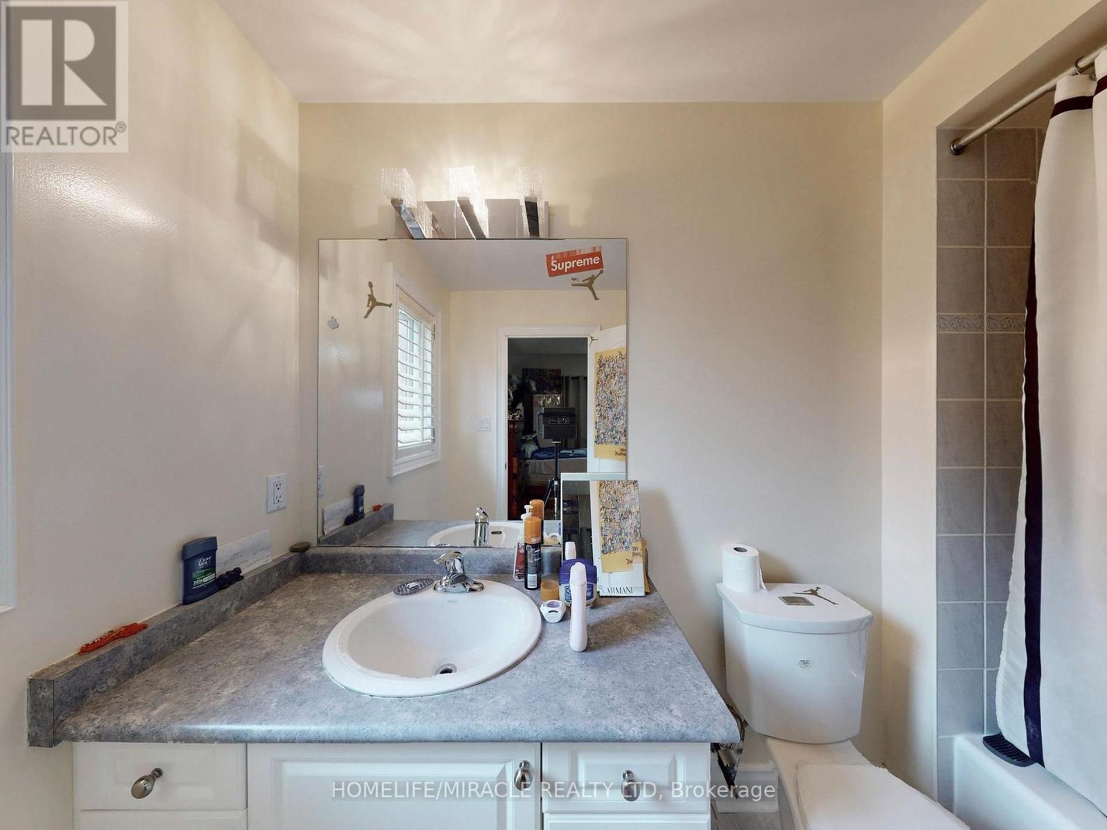 Photo 16 of 115 Long Meadow Road, Brampton ON