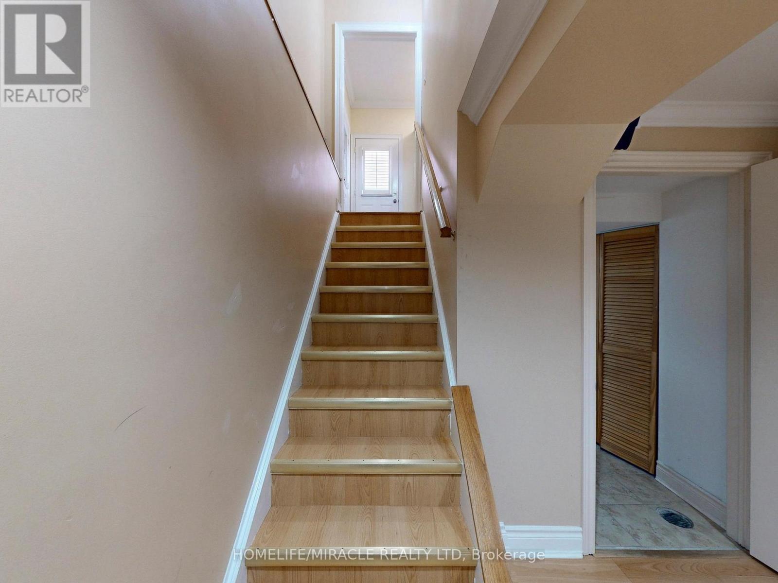 Photo 9 of 115 Long Meadow Road, Brampton ON