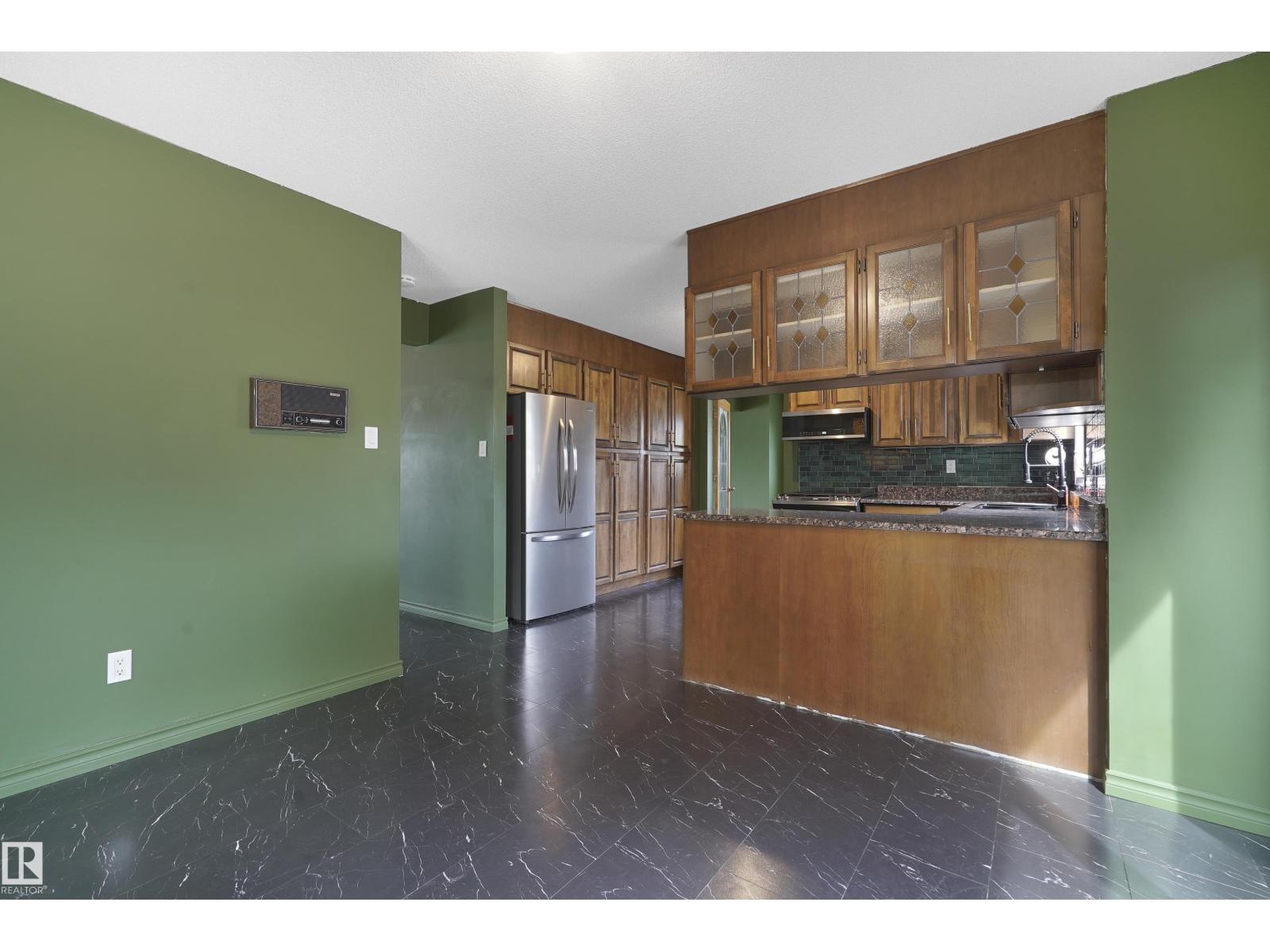 Photo 13 of 15447 103 St Nw, Edmonton AB
