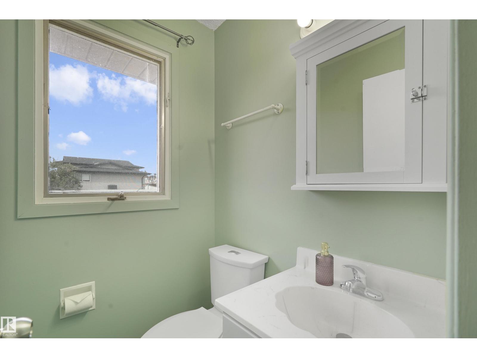 Photo 17 of 15447 103 St Nw, Edmonton AB