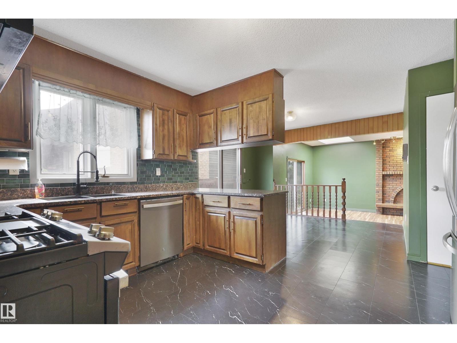 Photo 2 of 15447 103 St Nw, Edmonton AB