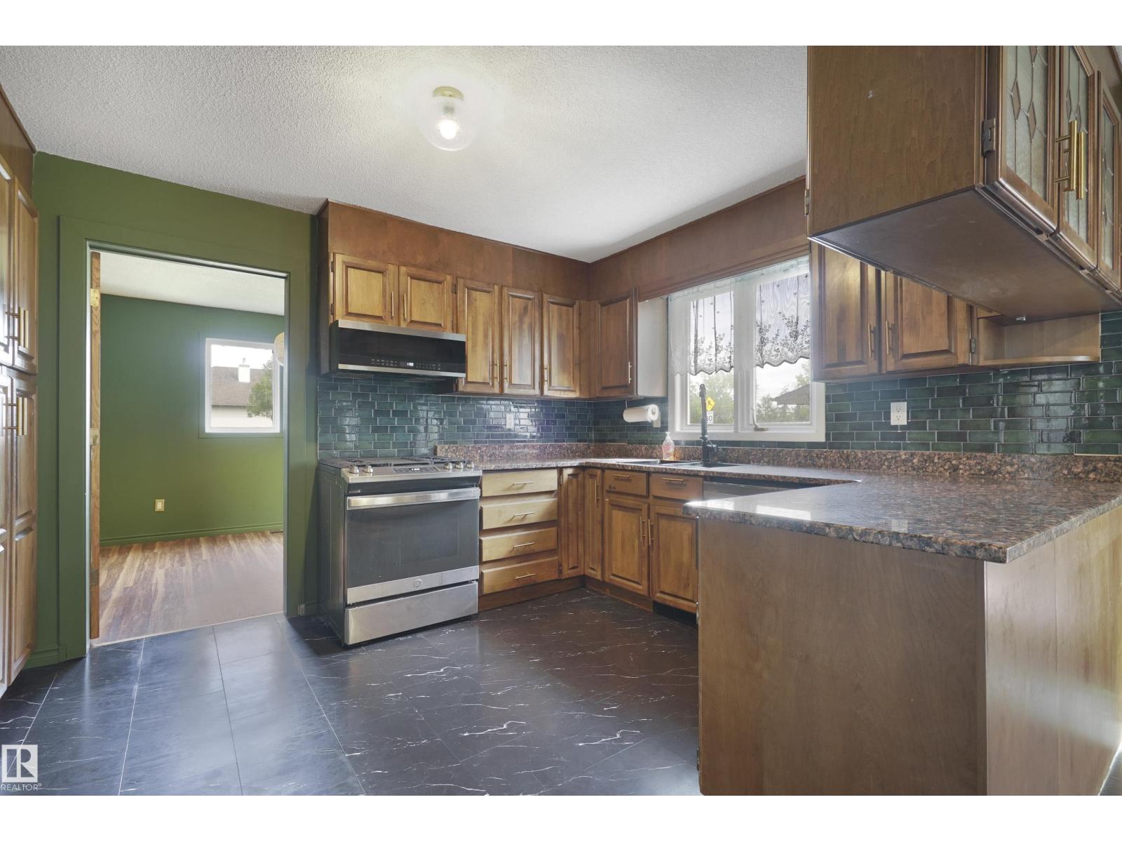 Photo 3 of 15447 103 St Nw, Edmonton AB