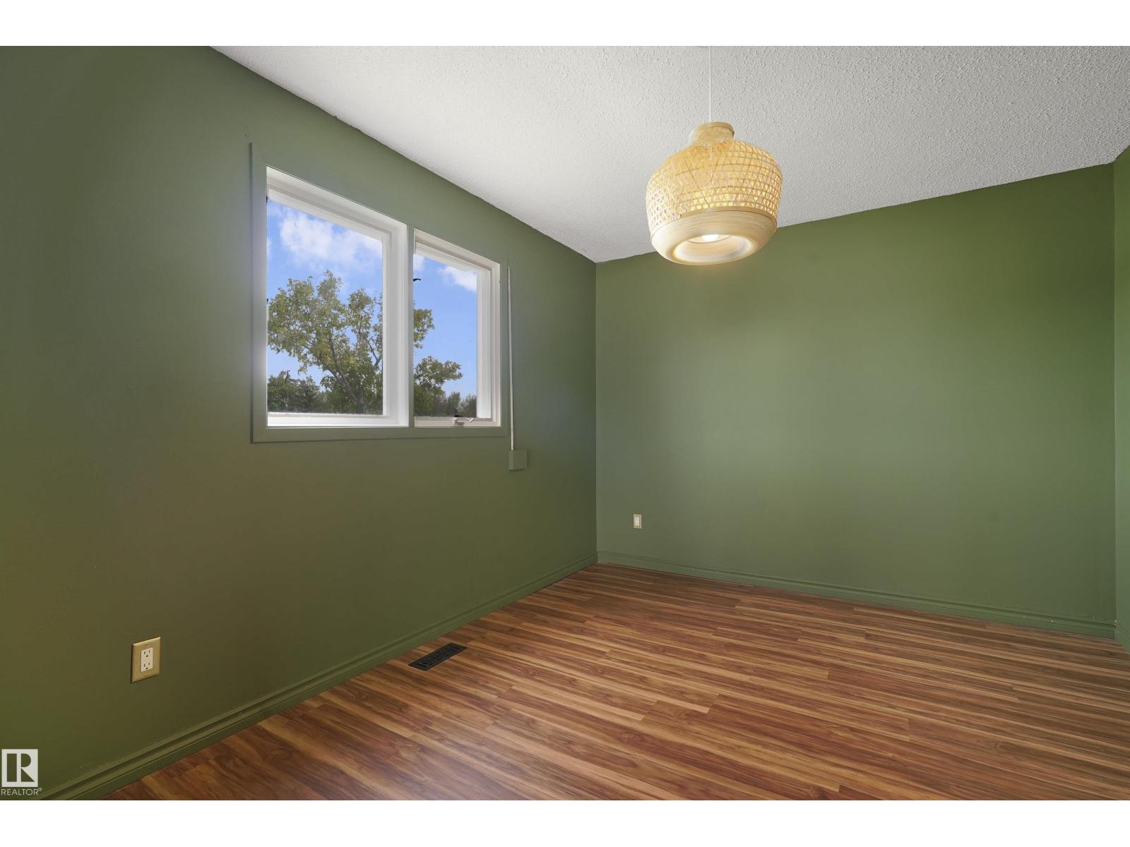 Photo 9 of 15447 103 St Nw, Edmonton AB