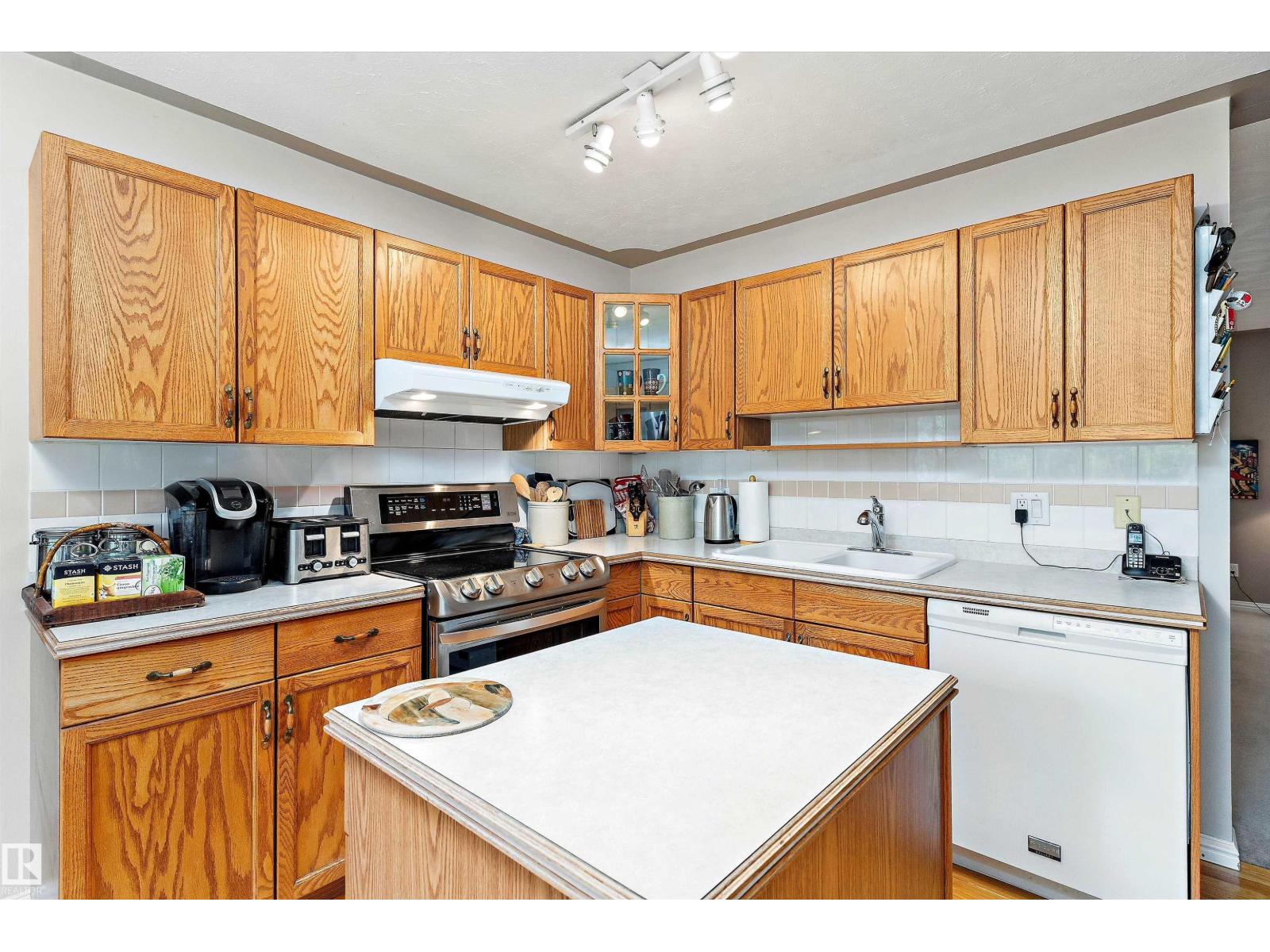 Photo 8 of 3112 109 St Nw, Edmonton AB